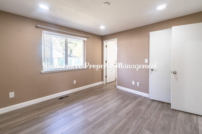 Building Photo - Bright and Charming 3 bed Rambler in Convenient Port Orchard Location