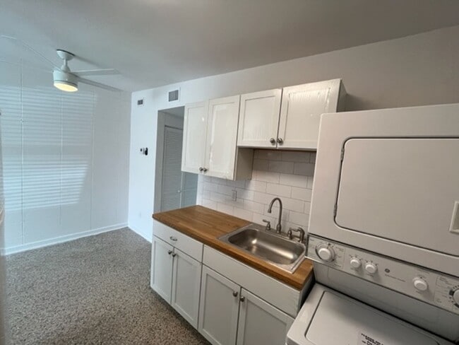 Building Photo - 2 Bedroom, 1 Bathroom Renovated and Ready ...