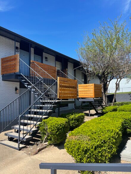 Building Photo - La Madera