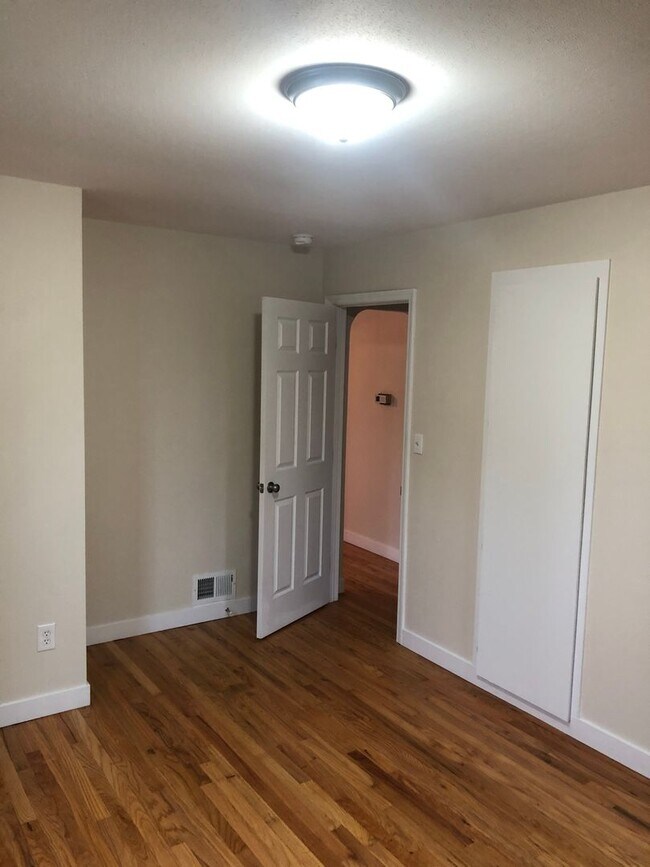 Building Photo - Adorable 3 Bed 1.5 Bath House