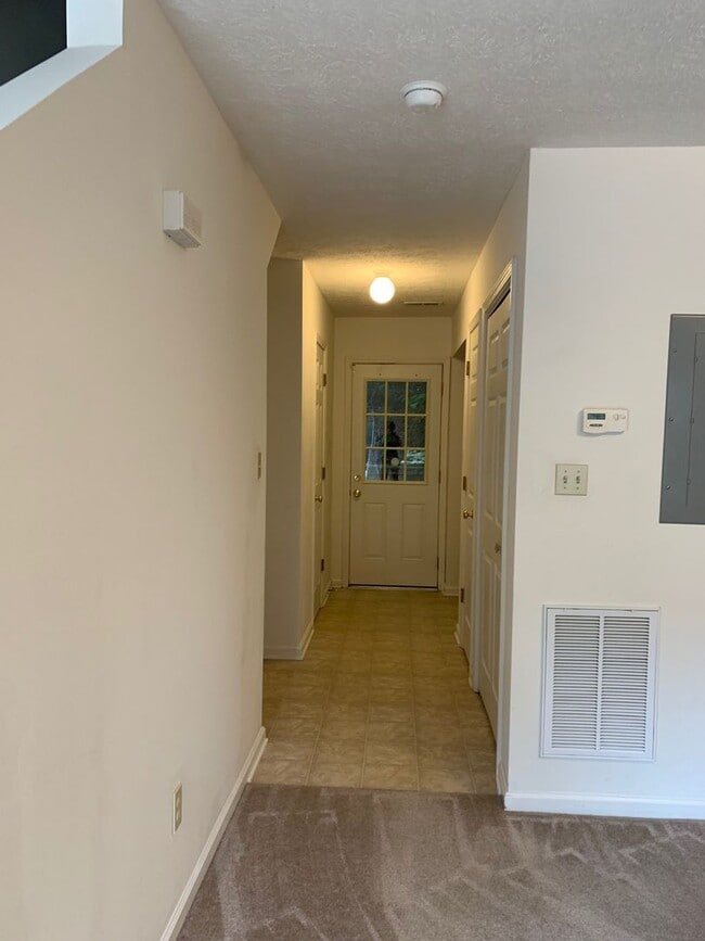 Building Photo - 2 Bedroom 2.5 Bath Townhouse