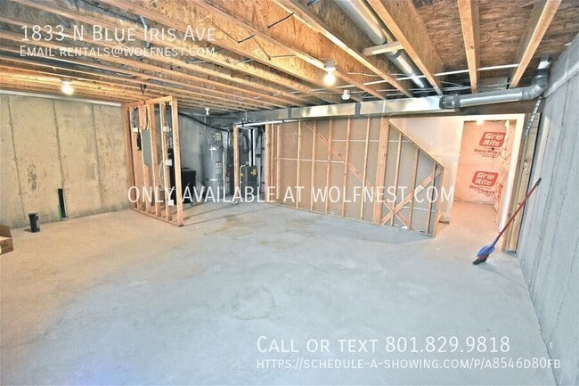 Building Photo - 1833 N Blue Iris Ave