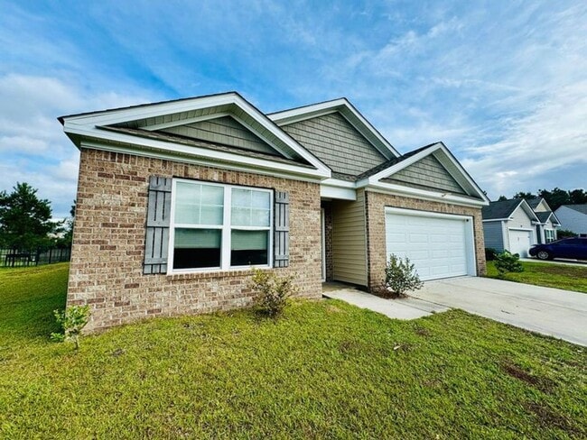Building Photo - 4 bed, 2 bath-- Available Aug 2026!