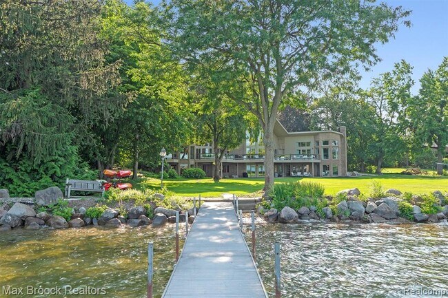 Building Photo - 3333 W Shore Dr