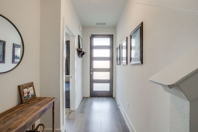 Building Photo - New Modern Townhome Just Steps Off TCU Cam...