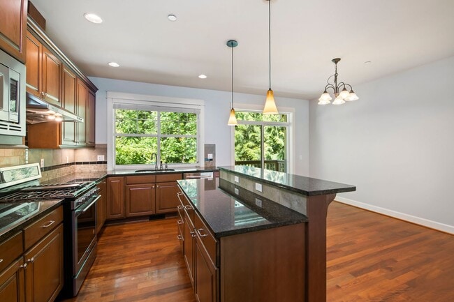 Building Photo - 2016 NW Talus Dr