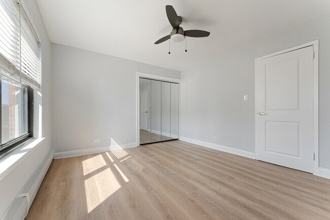 Building Photo - 5858 N Sheridan Rd