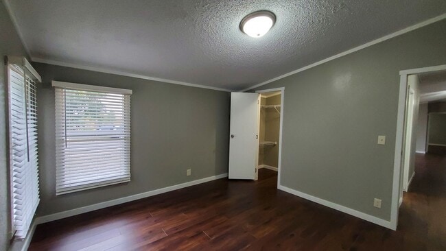 Building Photo - Spacious, Newly Renovated 3 Bed, 2 Bath Home