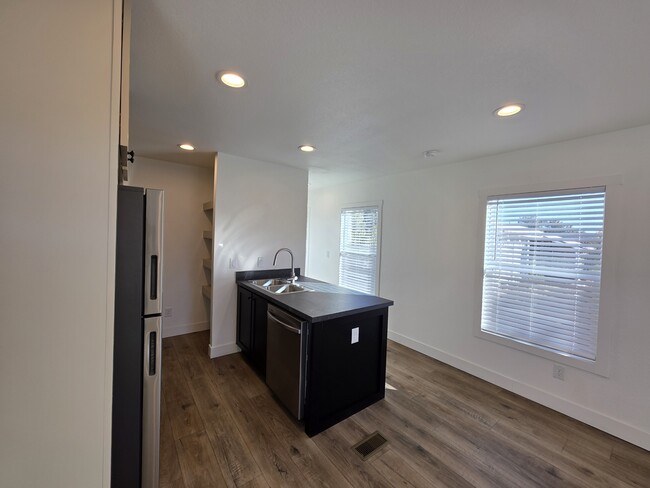 Building Photo - 8368 Ridge Dr