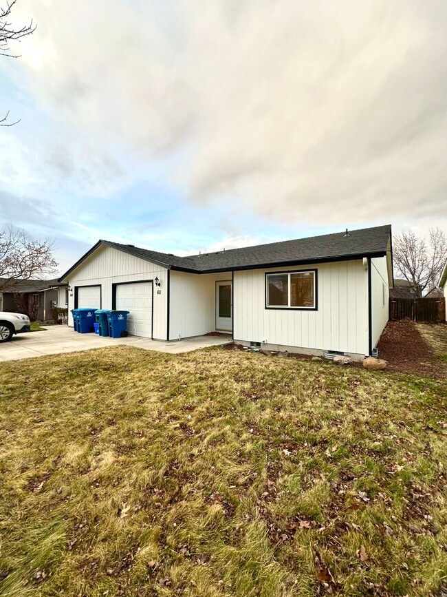 Building Photo - *** $800 OFF 1st Month *** Charming Duplex in Redmond, OR! 611 NE Larch!
