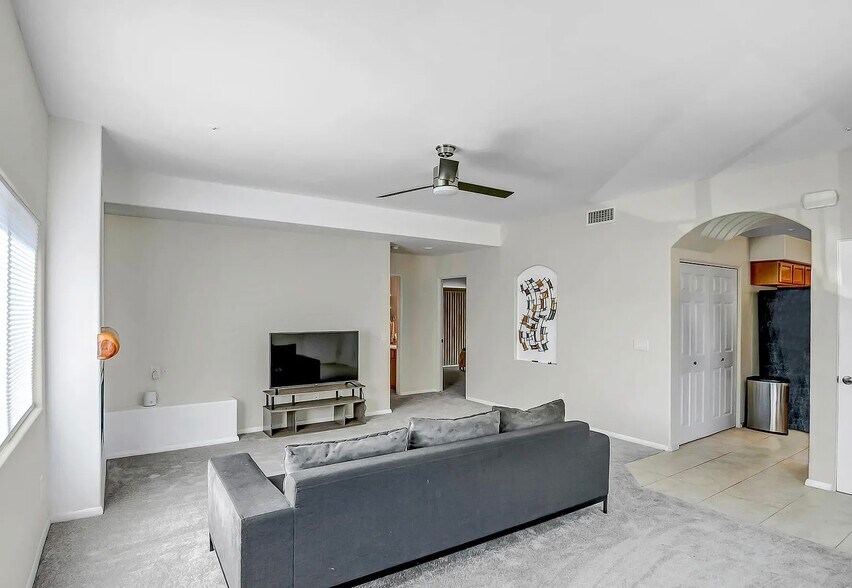 Building Photo - 4220 N Montezuma Ave