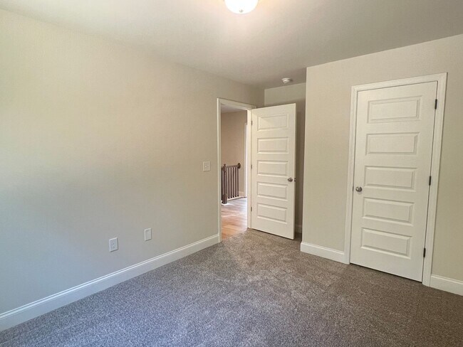 Building Photo - Beautifully Done & Brand New 4BD/2.5 Home in Jones Co.