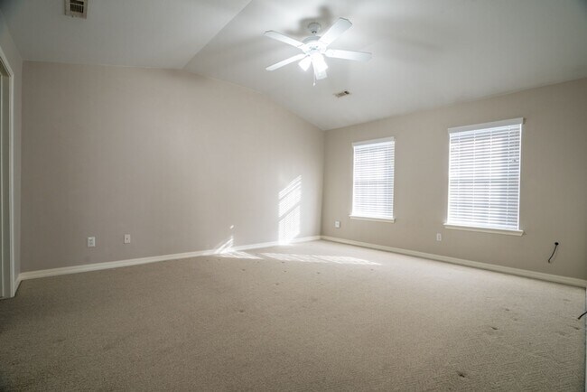 Building Photo - 3 bed 2 Bath townhome in a great location