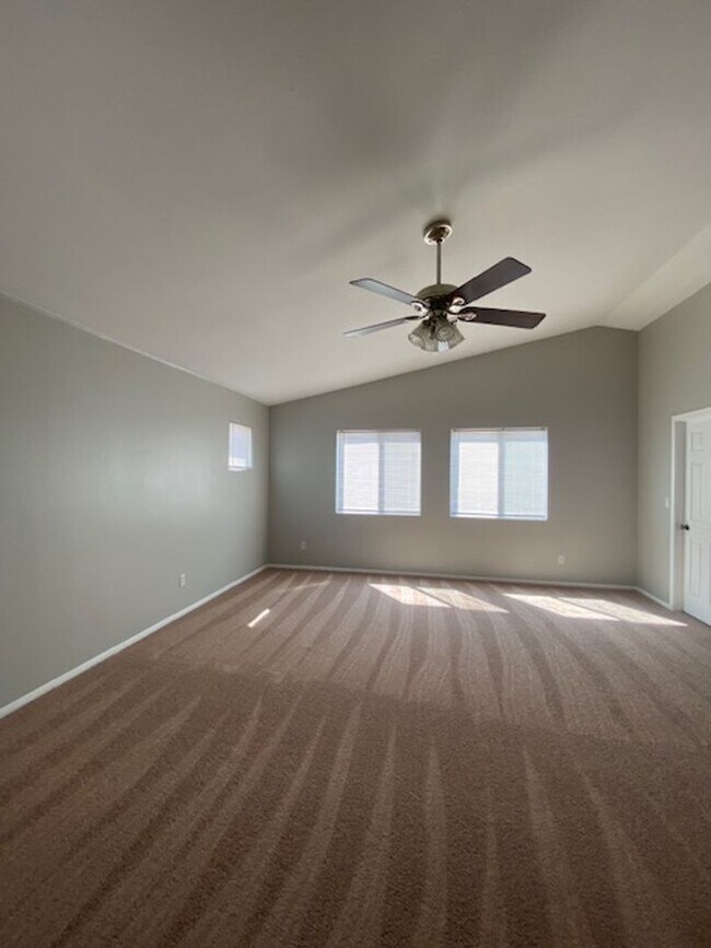 Building Photo - Southern Highlands 4 Bedroom- Single Famil...