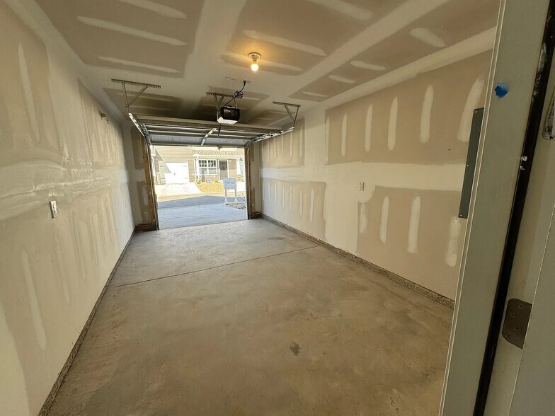 Building Photo - 84 Malcolm Ct