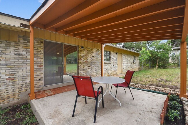 Building Photo - Charming 2-Bed Retreat Near Landa Park & t...
