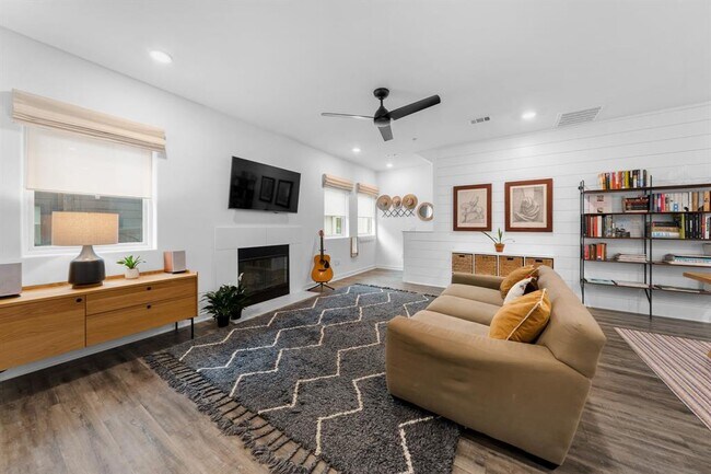 Building Photo - 5924 S Congress Ave