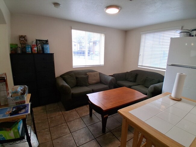 Building Photo - 652 E 700 N