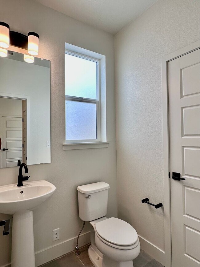 Building Photo - Luxury 3 Bedroom Townhome in the Heart of ...