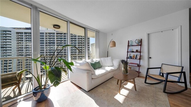 Building Photo - 1750 N Bayshore Dr