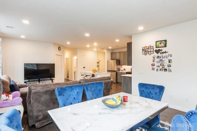 Building Photo - 727 Lorhan Dr