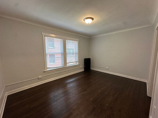 Building Photo - 1383 W Greenleaf Ave
