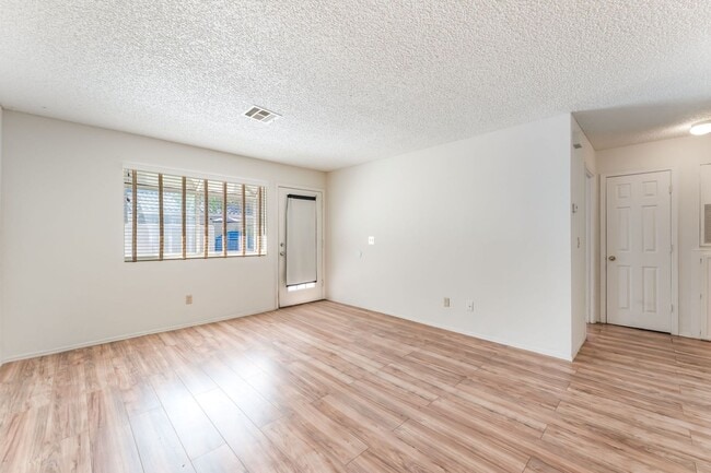Building Photo - Single Story  2 bedroom and 2 bathroom Con...