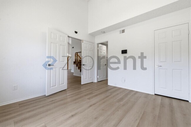 Building Photo - Unit