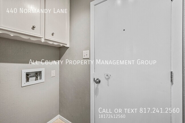 Building Photo - 440 Normandy Ln
