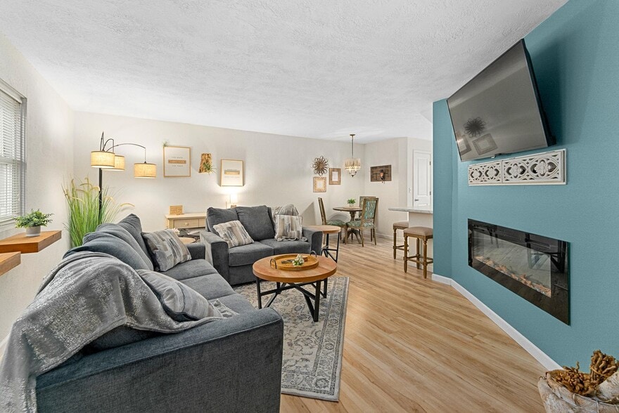 Building Photo - 1304 E Sylvan Cir