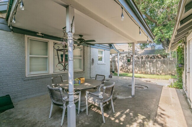 Building Photo - Charming Bungalow - Arlington Heights