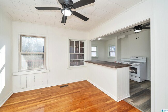 Building Photo - 621 Valley Rd