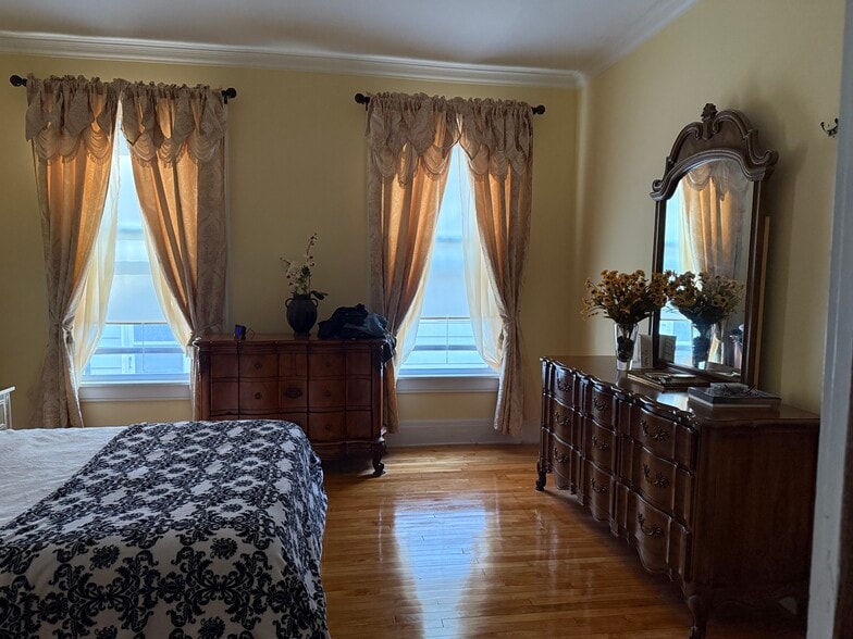 Building Photo - 519 E Monroe St