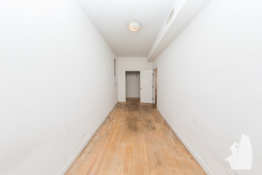 Building Photo - 2318 N Southport Ave