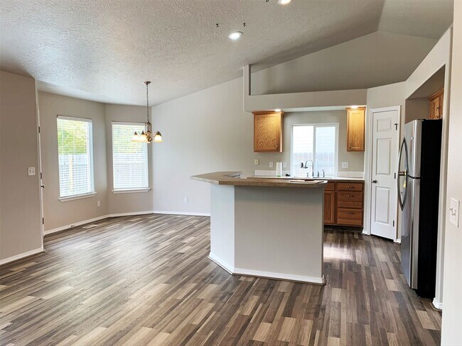 Building Photo - Great 3 bed 2 bath home in a the quiet Rai...