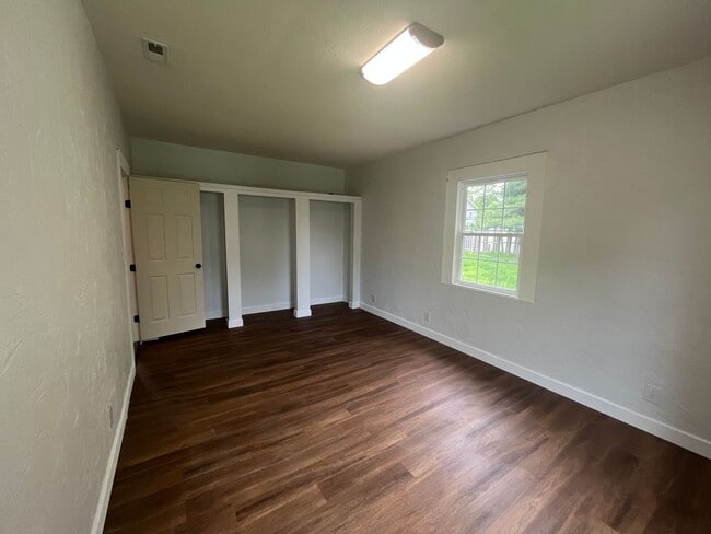 Building Photo - 3 Bedroom, 2 Bath House