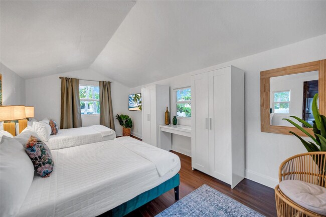 Building Photo - 2500 Hibiscus Pl