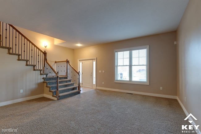 Building Photo - 2 br, 3.5 bath Townhome - 136 N Rutan St