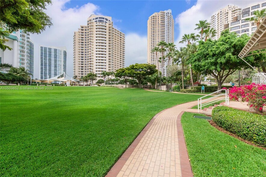 Building Photo - 801 Brickell Key Blvd