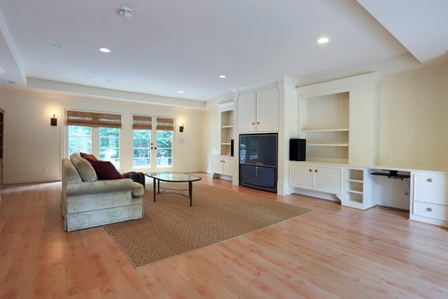 Building Photo - 9 Pine Forest Cir