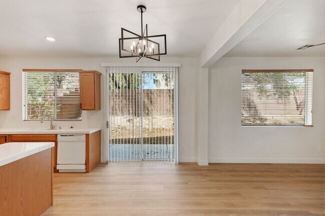 Building Photo - 5870 Lustrous Ct