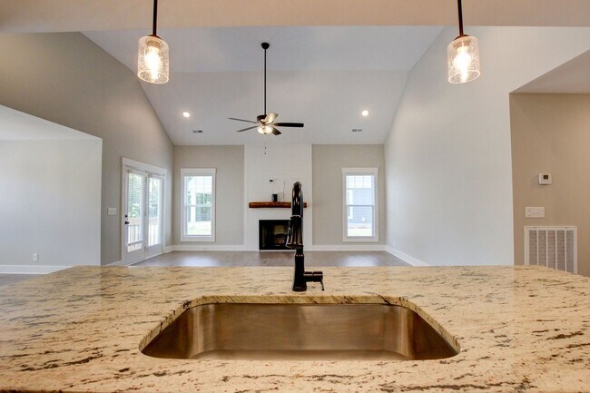 Building Photo - Fresh and Clean 3 bed/2 bath minutes from Exit 8.  Show Stopper!