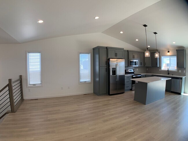 Building Photo - 4 Bed 3 Bath Single Family Home