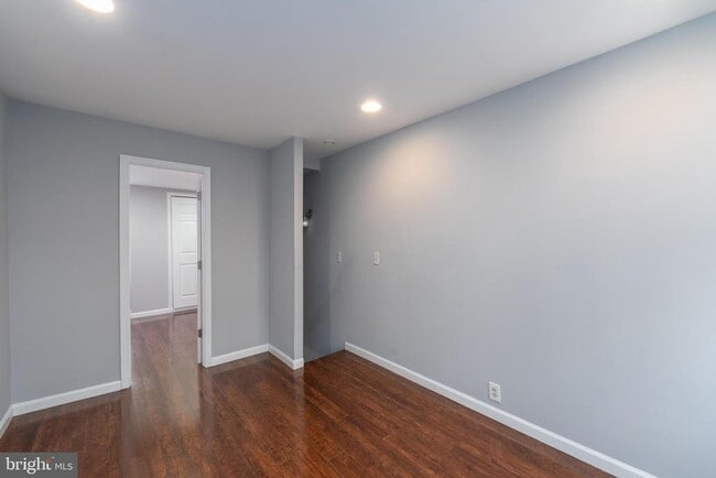 Building Photo - 519 S Port St