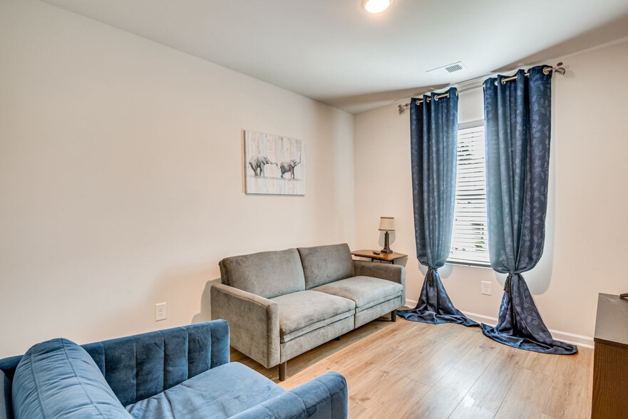 Building Photo - 4252 Notting Hill Dr SW
