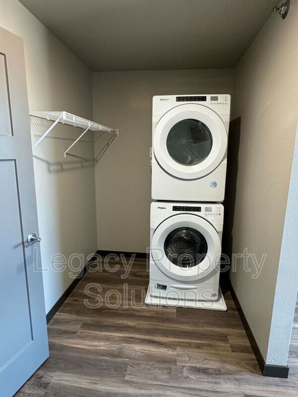 Building Photo - 220 E Greenfield Ln