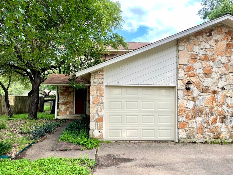 Primary Photo - 9011 Sawtooth Ln