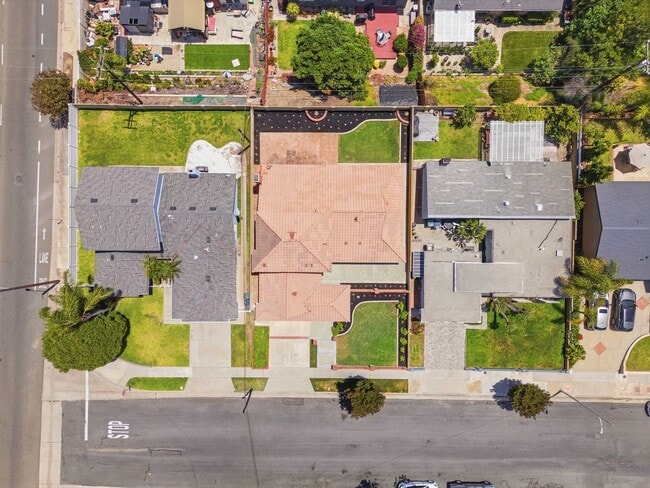 Building Photo - Flexible 5-Bedroom Home with BRAND NEW Designer Upgrades