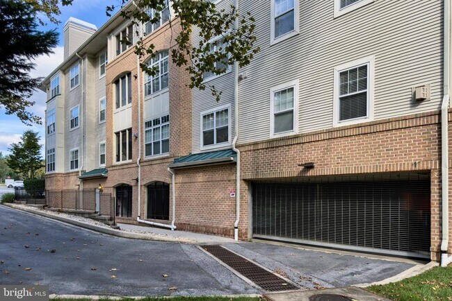 Building Photo - 2115 Ganton Green