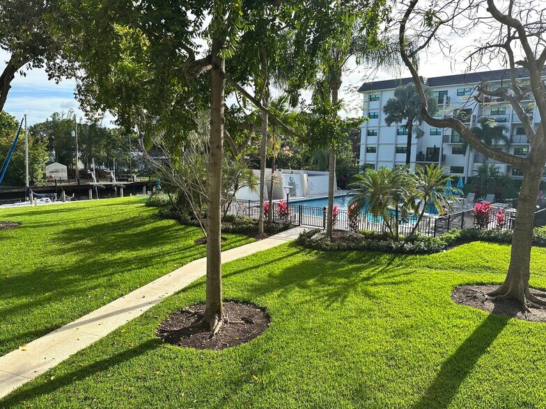 Building Photo - 900 River Reach Dr